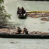 L'armée travaille avec deux barques sur le lac de Blatten. KEYSTONE/JEAN-CHRISTOPHE BOTT